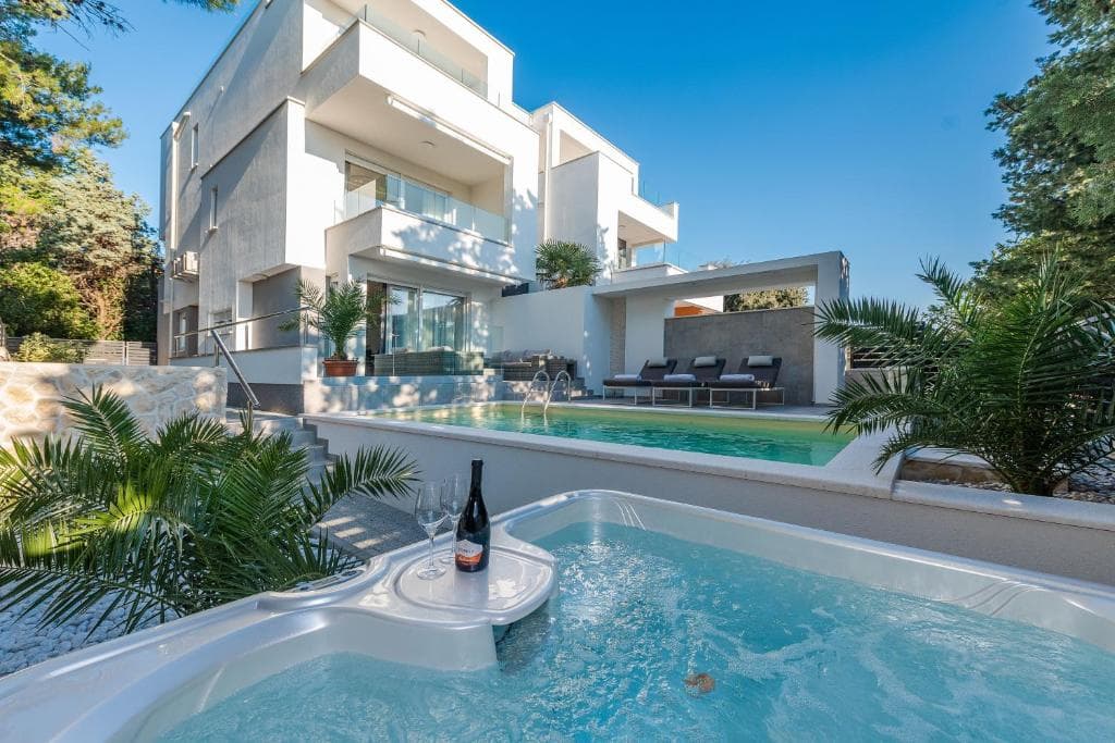 Sunset Apartment mit privatem Pool und Jacuzzi