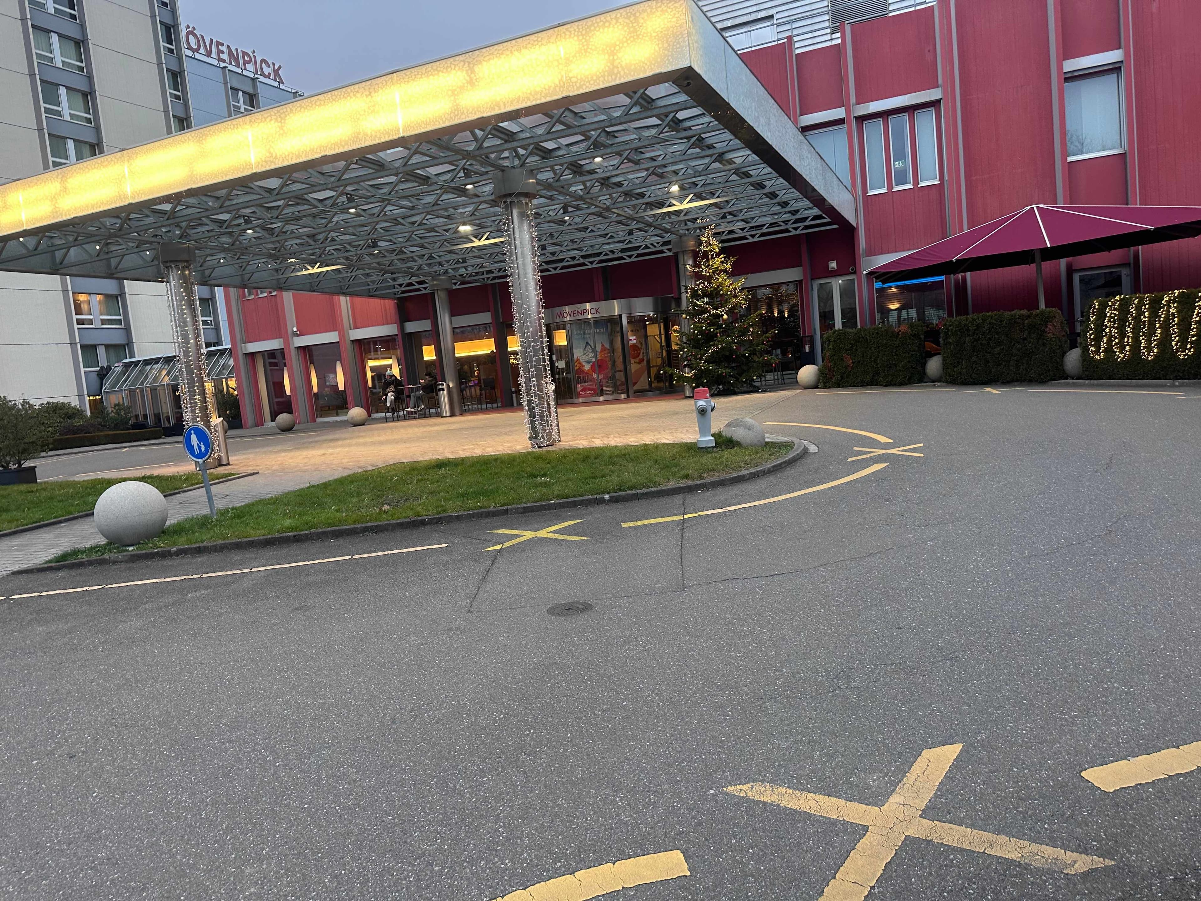 Mövenpick Hotel Zürich-Airport Ansicht 3