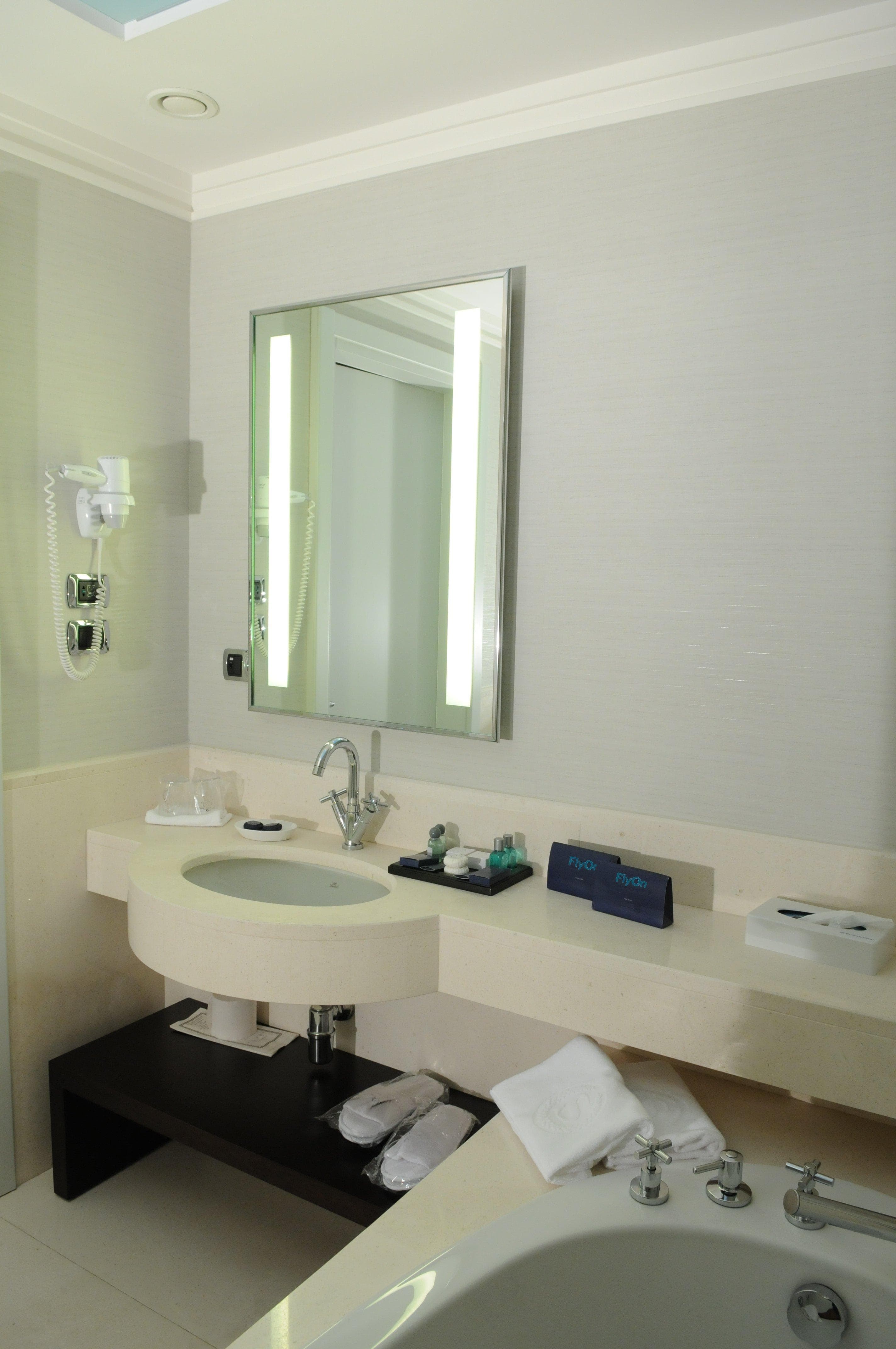 Flyon Hotel and Conference Centre Ansicht 4