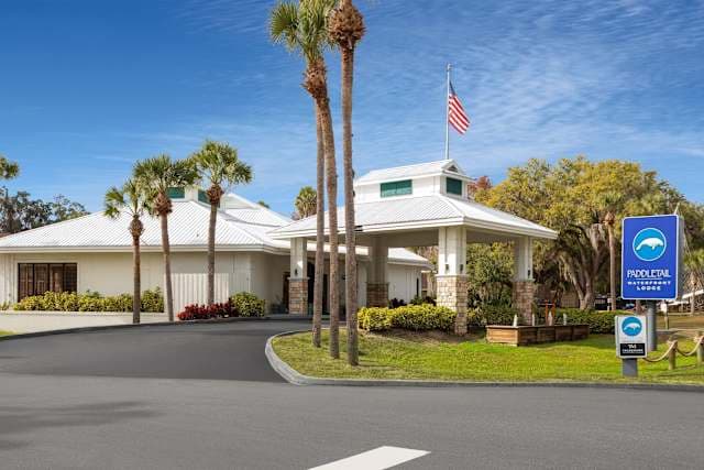 PaddleTail Waterfront Lodge