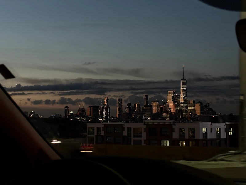 Stadtskyline bei Dämmerung